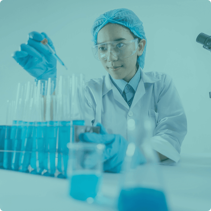 Farmacéutico trabajando en laboratorio